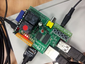Ein kleines Python-Programm steuert den Raspberry Pi.